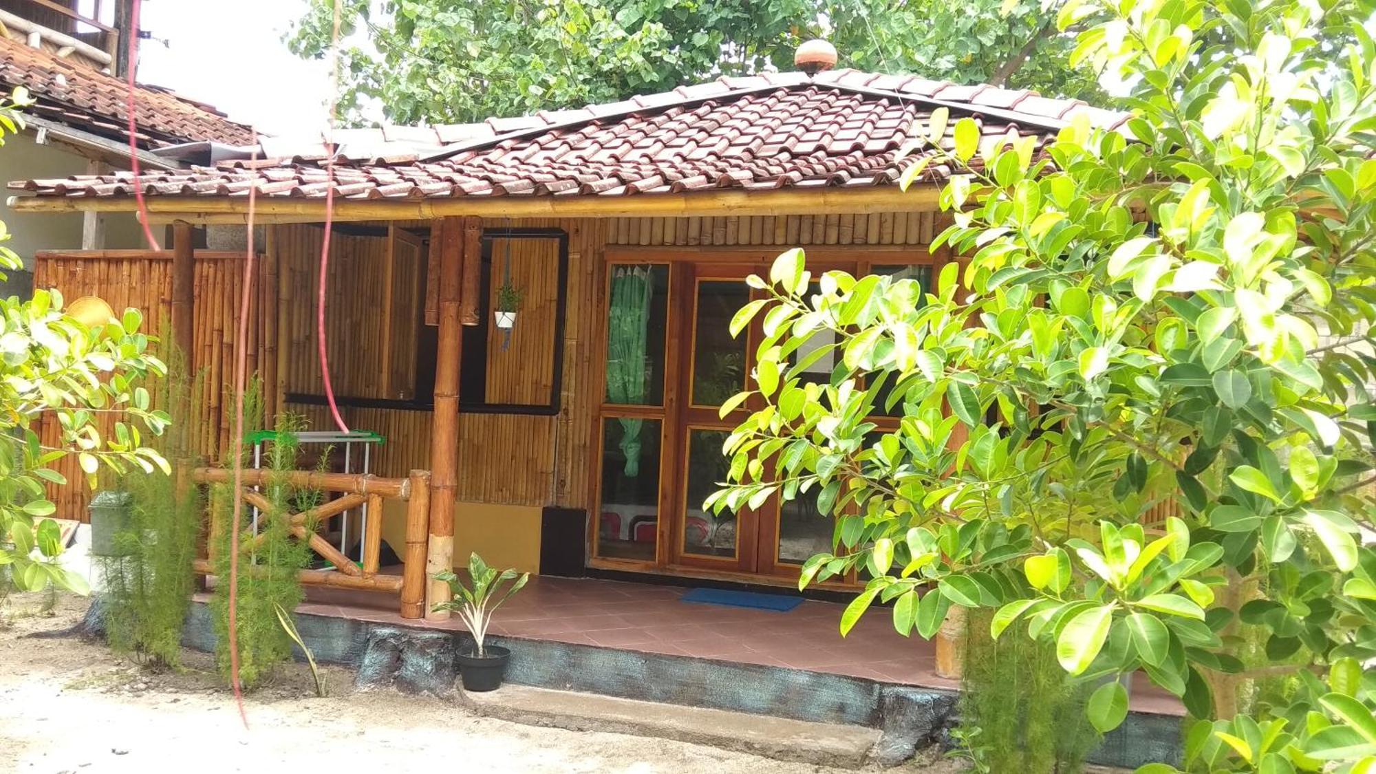 Harry'S Ocean House Watukarung Homestay Kalak Pokoj fotografie