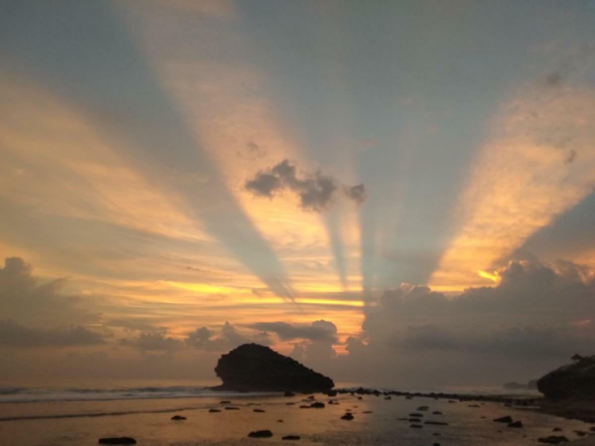 Harry'S Ocean House Watukarung Homestay Kalak Exteriér fotografie